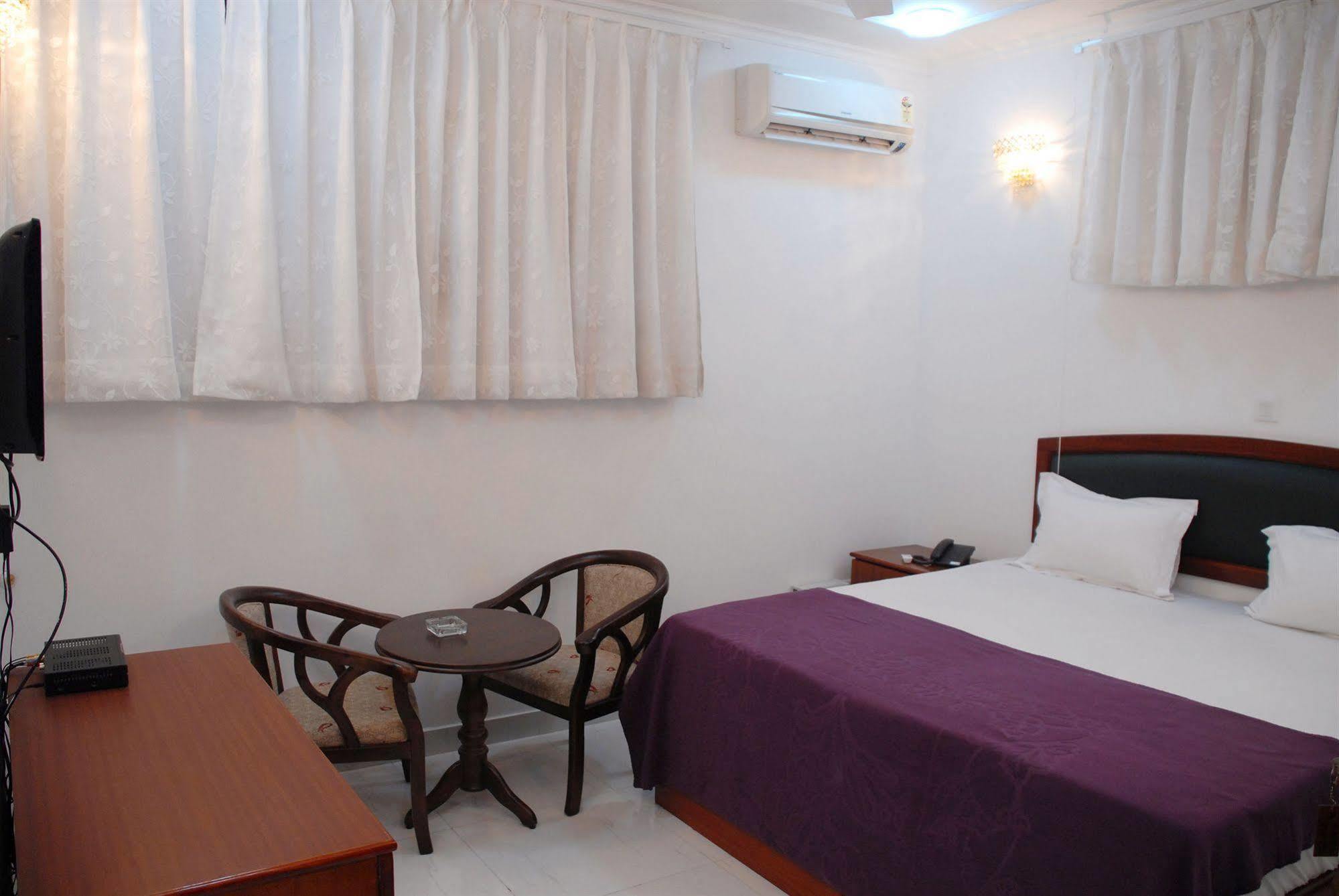 Hotel Malik Continental Nowe Delhi Zewnętrze zdjęcie